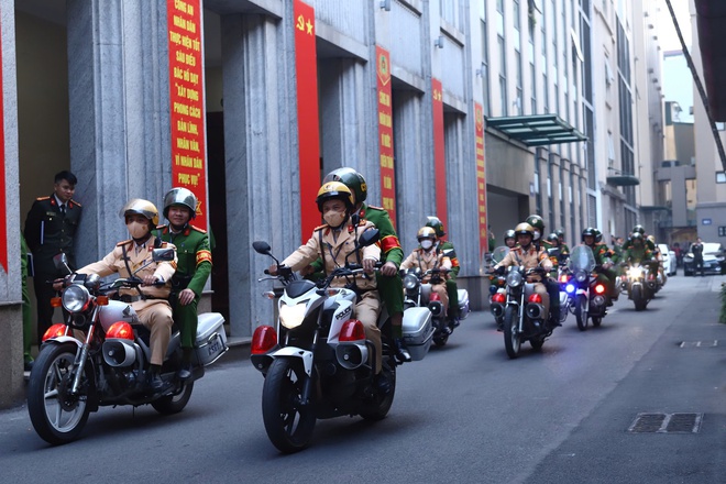 Hà Nội ra quân bảo đảm an ninh, trật tự Tết Nguyên đán Ất Tỵ 2025 - Ảnh 4.