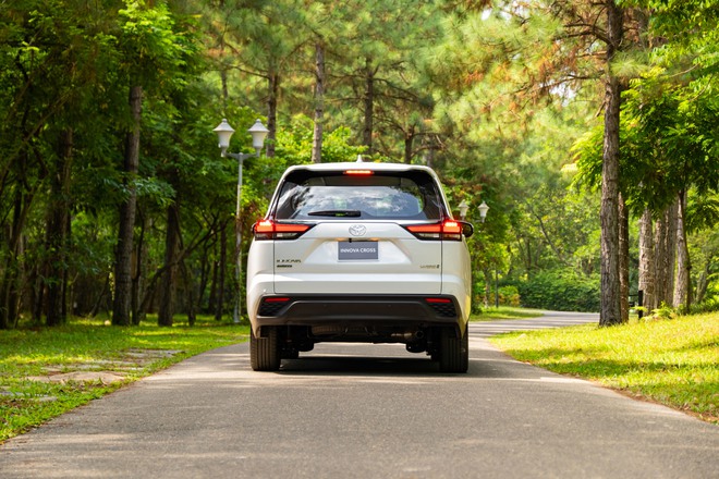 Chạy hơn 400 km, Toyota Innova Cross bản tiết kiệm xăng hiếm hoi lên sàn xe lướt, giá bao nhiêu?- Ảnh 4. Chạy hơn 400 km, Toyota Innova Cross bản tiết kiệm xăng hiếm hoi lên sàn xe lướt, giá bao nhiêu?- Ảnh 4.