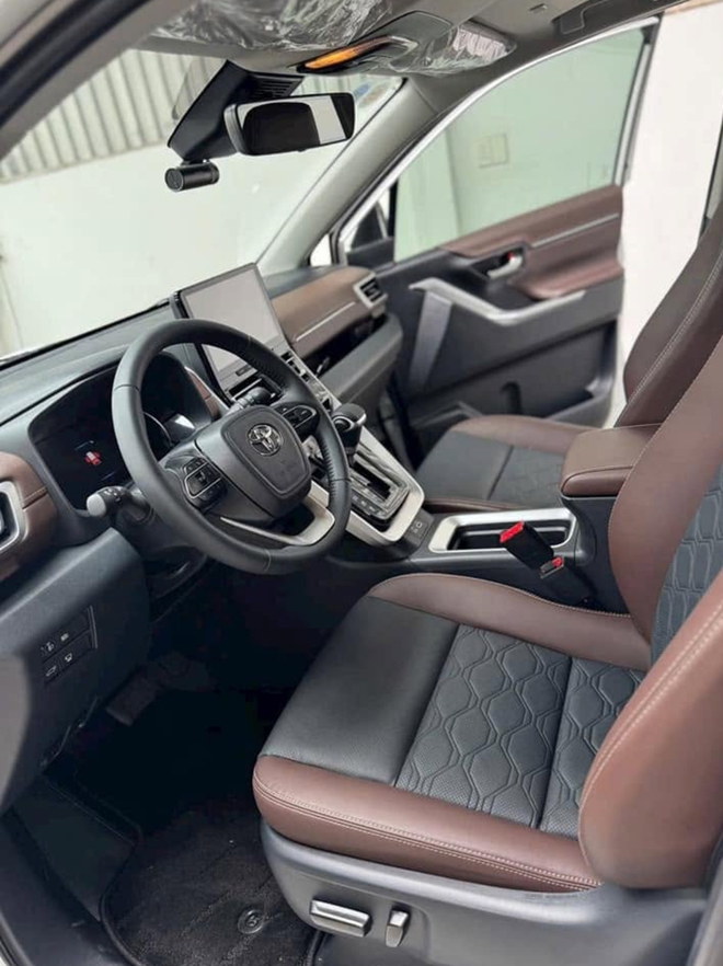 Chạy hơn 400 km, Toyota Innova Cross bản tiết kiệm xăng hiếm hoi lên sàn xe lướt, giá bao nhiêu?- Ảnh 6. Chạy hơn 400 km, Toyota Innova Cross bản tiết kiệm xăng hiếm hoi lên sàn xe lướt, giá bao nhiêu?- Ảnh 6.