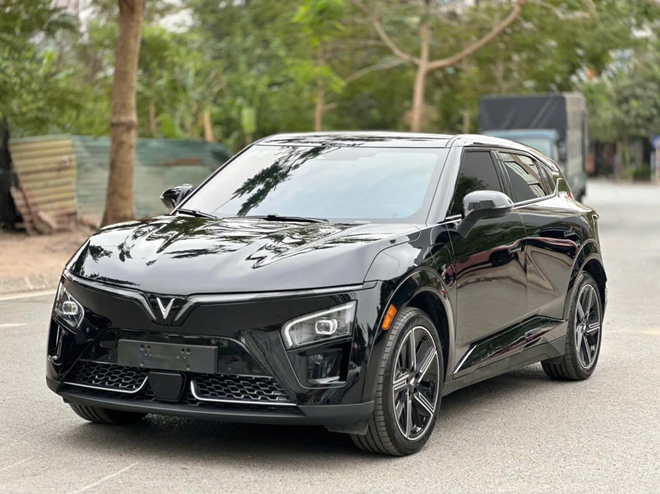 VinFast VF7 lướt xuất hiện, giá bán bất ngờ- Ảnh 3.