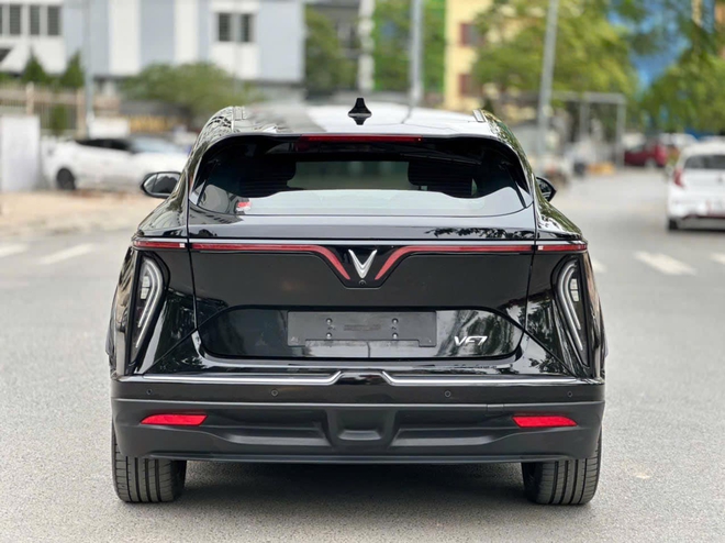 VinFast VF7 lướt xuất hiện, giá bán bất ngờ- Ảnh 4.