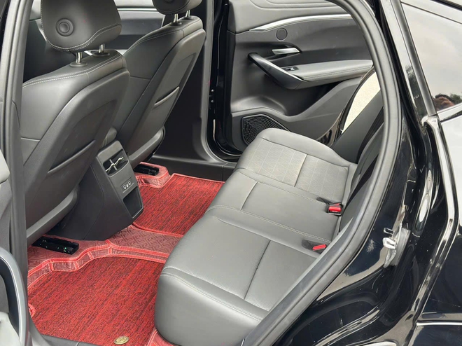 VinFast VF7 lướt xuất hiện, giá bán bất ngờ- Ảnh 6.