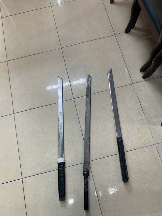 Cảnh sát Hà Nội ngăn chặn kịp thời nhóm thanh niên vác kiếm trên đường đi 