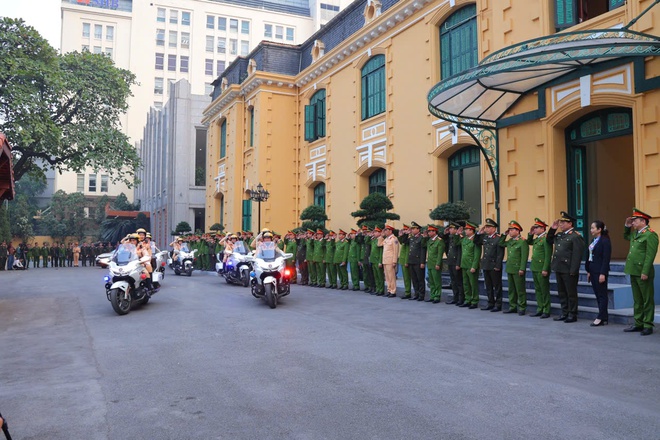 CSGT Hà Nội kiểm tra camera hành trình, phạt nghiêm tài xế vi phạm - Ảnh 1.