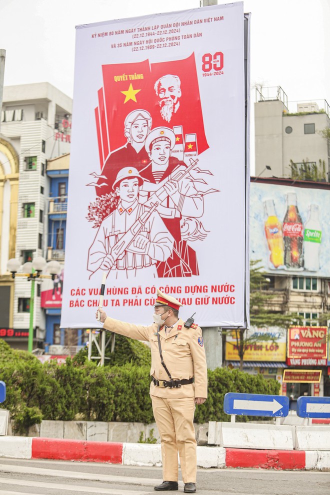 CSGT Hà Nội kiểm tra camera hành trình, phạt nghiêm tài xế vi phạm - Ảnh 2.