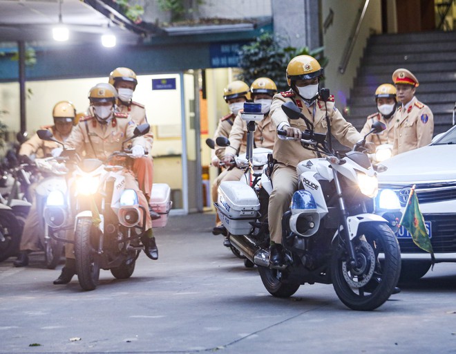 CSGT Hà Nội kiểm tra camera hành trình, phạt nghiêm tài xế vi phạm - Ảnh 4.