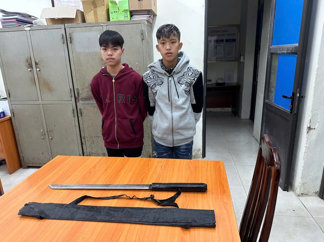 Cảnh sát Hà Nội ngăn chặn kịp thời nhóm thanh niên vác kiếm trên đường đi 