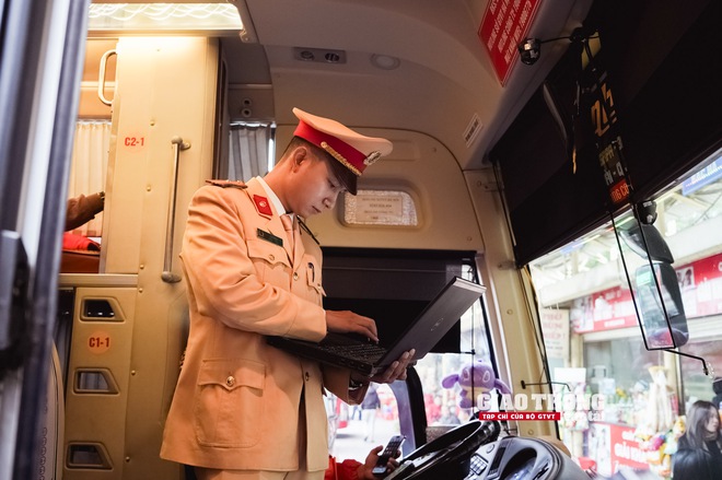 CSGT Hà Nội kiểm tra camera hành trình, phạt nghiêm tài xế vi phạm - Ảnh 11.