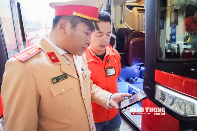 CSGT Hà Nội kiểm tra camera hành trình, phạt nghiêm tài xế vi phạm - Ảnh 12.