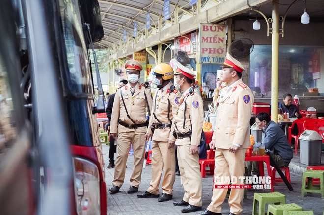 CSGT Hà Nội kiểm tra camera hành trình, phạt nghiêm tài xế vi phạm - Ảnh 8.
