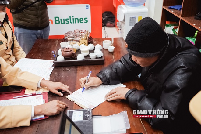 CSGT Hà Nội kiểm tra camera hành trình, phạt nghiêm tài xế vi phạm - Ảnh 19.