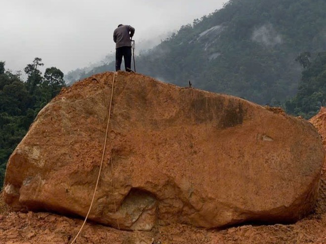 Tặng giấy khen đột xuất cho các cá nhân có thành tích xuất sắc trong khắc phục sạt lở trên QL27C - Ảnh 3.