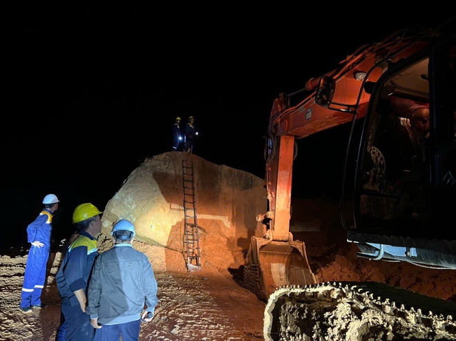 Tặng giấy khen đột xuất cho các cá nhân có thành tích xuất sắc trong khắc phục sạt lở trên QL27C - Ảnh 4.