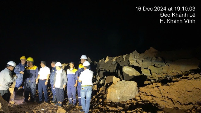 Tặng giấy khen đột xuất cho các cá nhân có thành tích xuất sắc trong khắc phục sạt lở trên QL27C - Ảnh 7.