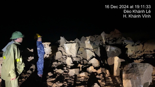 Tặng giấy khen đột xuất cho các cá nhân có thành tích xuất sắc trong khắc phục sạt lở trên QL27C - Ảnh 6.