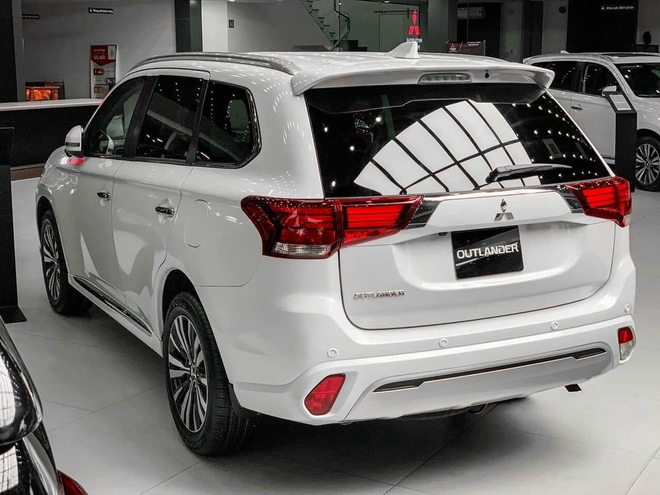 Giá xe Mitsubishi Outlander lăn bánh tháng 2/2025: Giảm không phanh đấu Mazda CX-5- Ảnh 4.