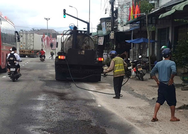 Khắc phục hư hỏng mặt đường, đảm bảo giao thông trên QL1, QL1D, QL19 qua 2 tỉnh Bình Định và Phú Yên- Ảnh 3.