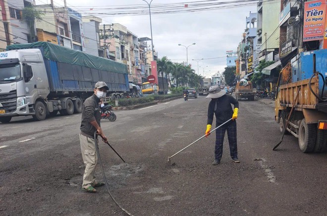 Khắc phục hư hỏng mặt đường, đảm bảo giao thông trên QL1, QL1D, QL19 qua 2 tỉnh Bình Định và Phú Yên- Ảnh 5.