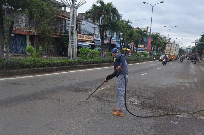 Khắc phục hư hỏng mặt đường, đảm bảo giao thông trên QL1, QL1D, QL19 qua 2 tỉnh Bình Định và Phú Yên- Ảnh 6.