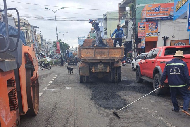 Khắc phục hư hỏng mặt đường, đảm bảo giao thông trên QL1, QL1D, QL19 qua 2 tỉnh Bình Định và Phú Yên- Ảnh 9.