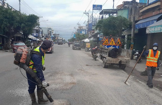 Khắc phục hư hỏng mặt đường, đảm bảo giao thông trên QL1, QL1D, QL19 qua 2 tỉnh Bình Định và Phú Yên- Ảnh 2.