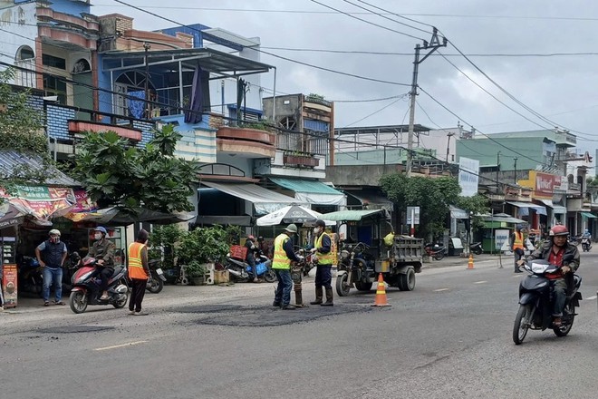 Khắc phục hư hỏng mặt đường, đảm bảo giao thông trên QL1, QL1D, QL19 qua 2 tỉnh Bình Định và Phú Yên- Ảnh 13.