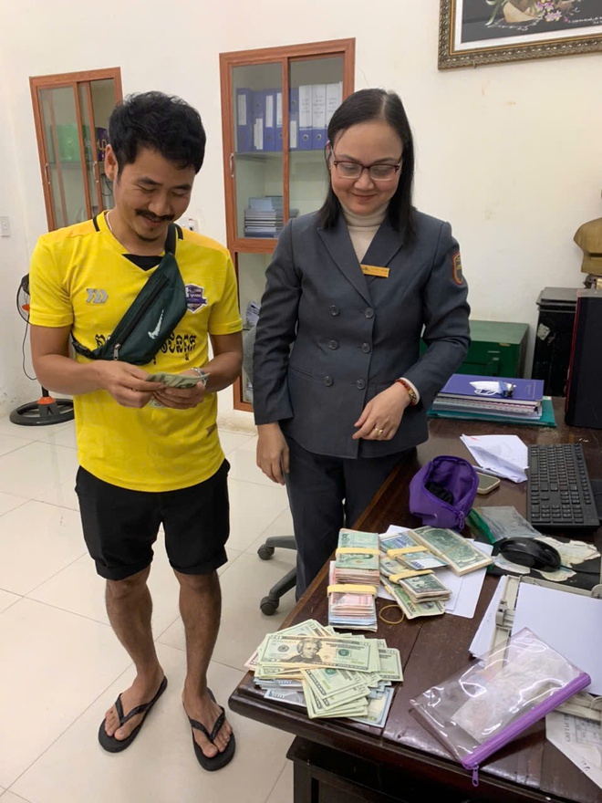 Tiếp viên Đường sắt gửi trả hành khách nước ngoài nhiều ngoại tệ bỏ quên trên tàu- Ảnh 2. Tiếp viên Đường sắt gửi trả hành khách nước ngoài nhiều ngoại tệ bỏ quên trên tàu- Ảnh 2.