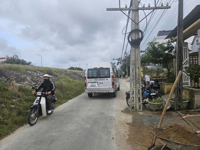 Thừa Thiên Huế: Cần bảo vệ an toàn dãy cột thông tin đường sắt Bắc – Nam vô tình “mọc” trên đường giao thông- Ảnh 3.