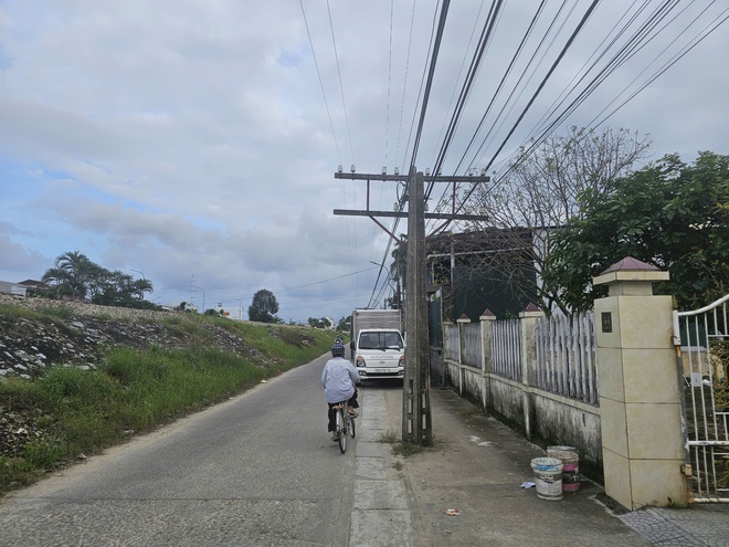 Thừa Thiên Huế: Cần bảo vệ an toàn dãy cột thông tin đường sắt Bắc – Nam vô tình “mọc” trên đường giao thông- Ảnh 4.
