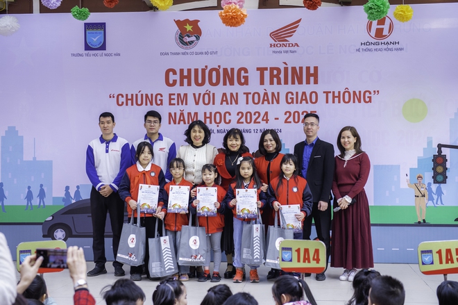 Thanh niên Bộ GTVT đẩy mạnh tuyên truyền ATGT cho học sinh tiểu học- Ảnh 4. Thanh niên Bộ GTVT đẩy mạnh tuyên truyền ATGT cho học sinh tiểu học- Ảnh 4.