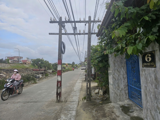 Thừa Thiên Huế: Cần bảo vệ an toàn dãy cột thông tin đường sắt Bắc – Nam vô tình “mọc” trên đường giao thông- Ảnh 8.