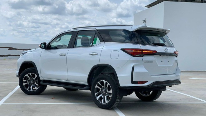 Toyota Fortuner Legender lần đầu có máy xăng ở Việt Nam, 2 phiên bản giá từ 1,29 tỷ đồng- Ảnh 3.