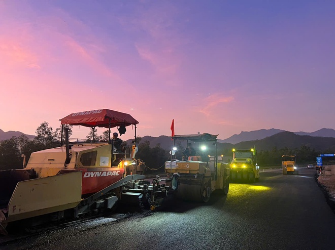 Video cận cảnh thảm những mét bê tông nhựa đầu tiên dự án cao tốc Hòa Liên-Túy Loan - Ảnh 5.