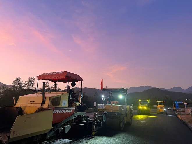 Video cận cảnh thảm những mét bê tông nhựa đầu tiên dự án cao tốc Hòa Liên-Túy Loan - Ảnh 2.