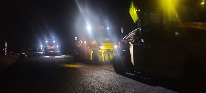 Video cận cảnh thảm những mét bê tông nhựa đầu tiên dự án cao tốc Hòa Liên-Túy Loan - Ảnh 3.