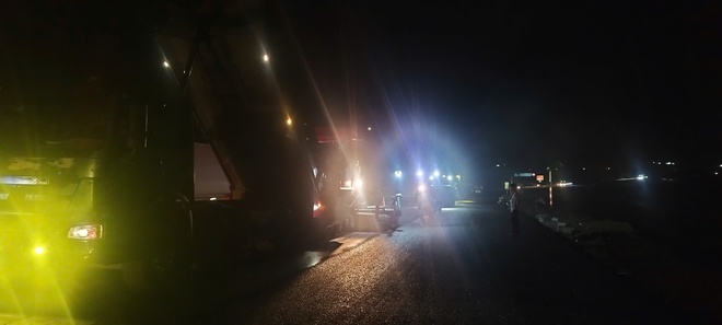 Video cận cảnh thảm những mét bê tông nhựa đầu tiên dự án cao tốc Hòa Liên-Túy Loan - Ảnh 4.