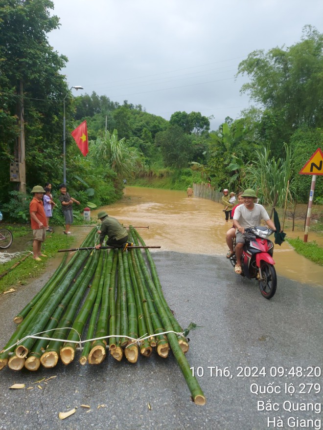 Mưa lớn nhiều tuyến giao thông bị ngập sâu- Ảnh 5.