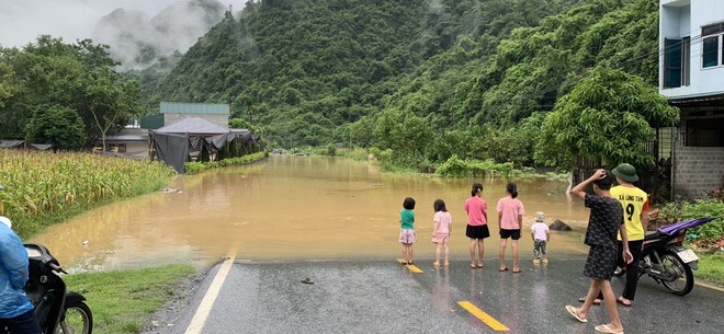 Mưa lớn nhiều tuyến giao thông bị ngập sâu- Ảnh 6.