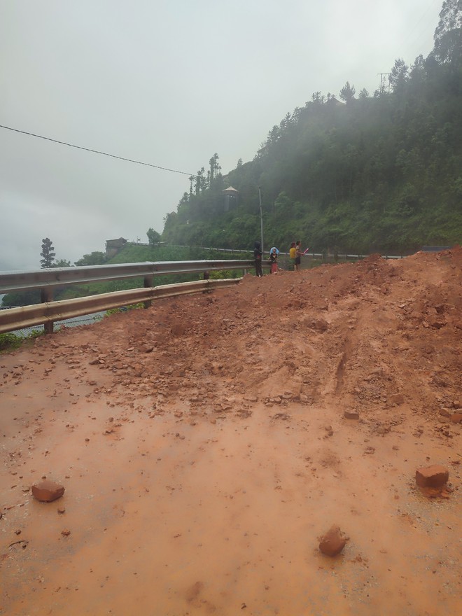 Mưa lớn nhiều tuyến giao thông bị ngập sâu- Ảnh 9.