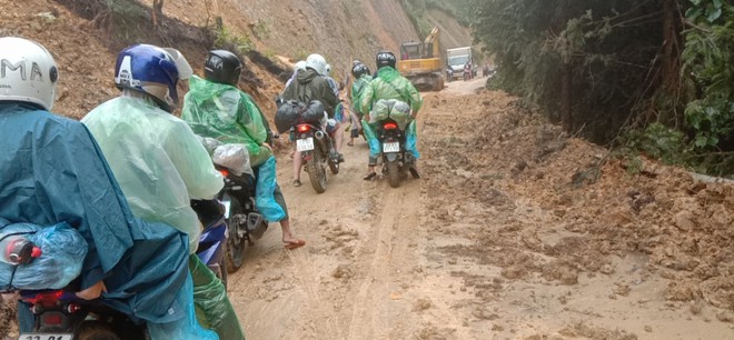 Mưa lớn nhiều tuyến giao thông bị ngập sâu- Ảnh 10.