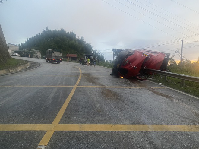 Lộ nguyên nhân vụ tai nạn xe đầu kéo trên QL6 qua tỉnh Hòa Bình- Ảnh 2.