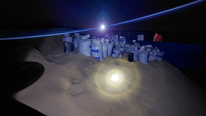 Mật phục bắt quả tang nhóm đối tượng trộm cắp tài sản trên sông lúc nửa đêm- Ảnh 2.