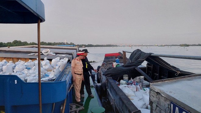 Mật phục bắt quả tang nhóm đối tượng trộm cắp tài sản trên sông lúc nửa đêm- Ảnh 3.