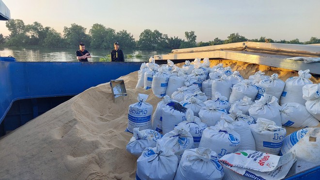 Mật phục bắt quả tang nhóm đối tượng trộm cắp tài sản trên sông lúc nửa đêm- Ảnh 5.