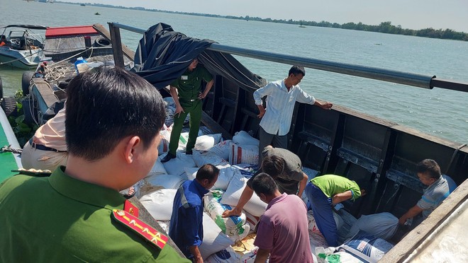 Mật phục bắt quả tang nhóm đối tượng trộm cắp tài sản trên sông lúc nửa đêm- Ảnh 6.