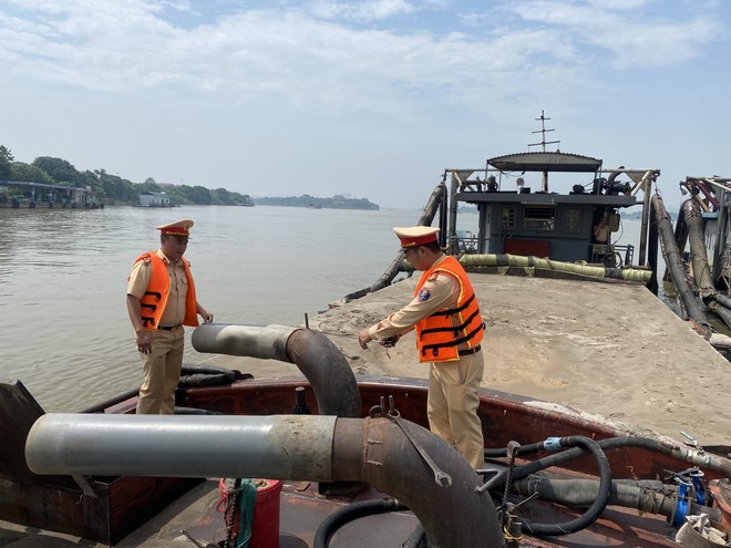 Bất ngờ nguồn gốc số cát đầy ắp trên 3 chiếc tàu đang lưu thông trên sông Hồng- Ảnh 3.