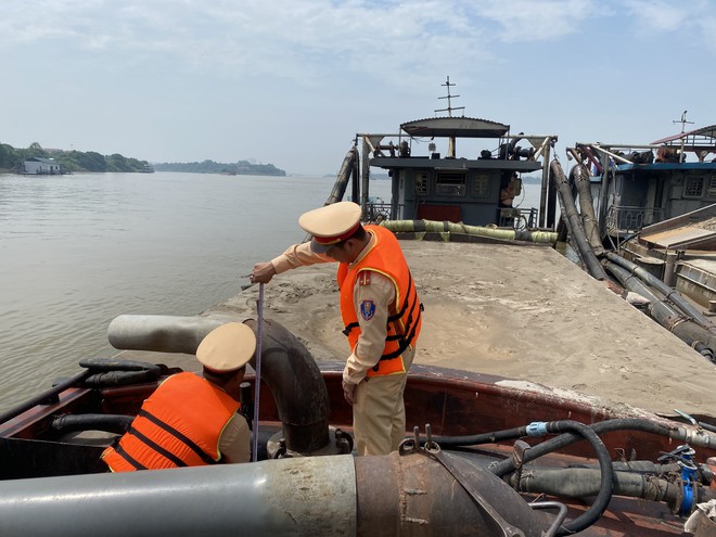 Bất ngờ nguồn gốc số cát đầy ắp trên 3 chiếc tàu đang lưu thông trên sông Hồng- Ảnh 4.