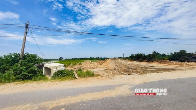 Công trường Vành đai 4 Hà Nội chằng chịt dây điện cản tiến độ thi công- Ảnh 16. Công trường Vành đai 4 Hà Nội chằng chịt dây điện cản tiến độ thi công- Ảnh 16.