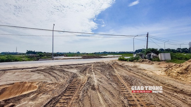 Công trường Vành đai 4 Hà Nội chằng chịt dây điện cản tiến độ thi công- Ảnh 31. Công trường Vành đai 4 Hà Nội chằng chịt dây điện cản tiến độ thi công- Ảnh 31.