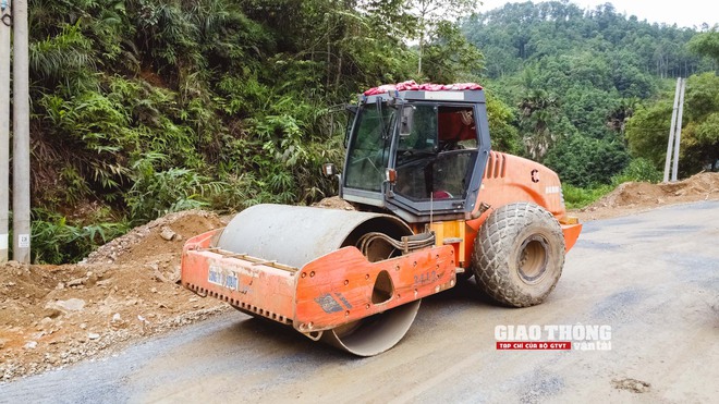 Tăng tốc thi công đường nối Nghĩa Lộ với cao tốc Nội Bài -Lào Cai những ngày nắng như đổ lửa- Ảnh 5. Tăng tốc thi công đường nối Nghĩa Lộ với cao tốc Nội Bài -Lào Cai những ngày nắng như đổ lửa- Ảnh 5.